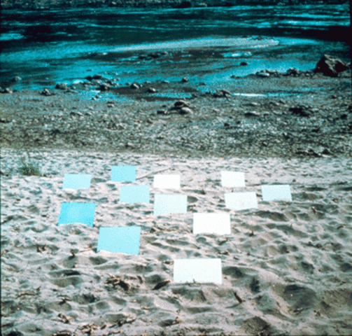 Durante un viaggio nello Yucatàn in Messico, Smithson installa in vari luoghi i suoi "Mirror Displacements"