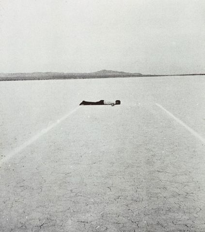 Walter De Maria realizza "Mile Long Drawing"