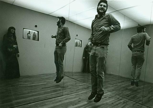 Graham realizza l'installazione "Present Continuous Past(s)".