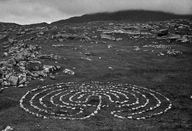 Richard Long esegue "Connemara Sculpture"