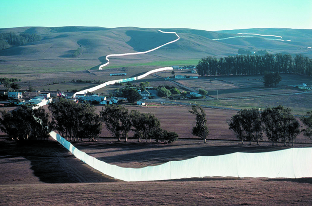Christo realizza "Running Fence".