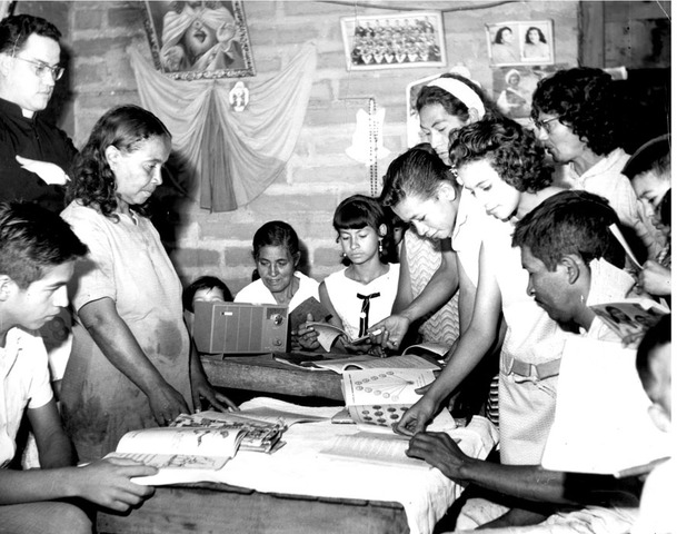 Se crean las escuelas radiofonicas en Colombia