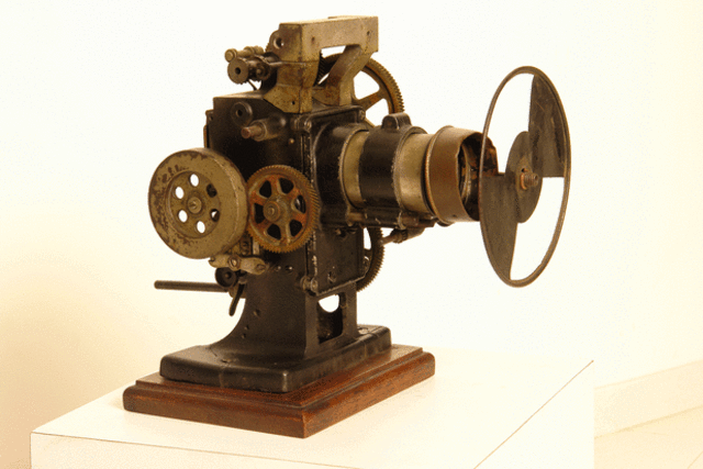 PROYECTOR DE CINE COMO HERRAMIENTA TECNOLÓGICA