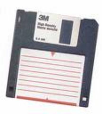 Aparicion del primer diskette de 3.5" y 1.44MB
