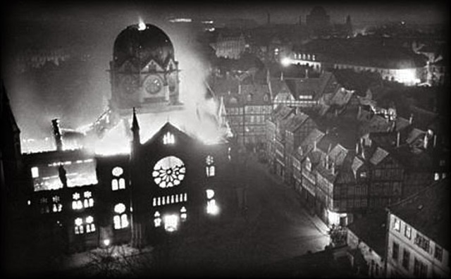 Se llevan a cabo los pogroms conocidos como "La Noche de los Cristales Rotos"