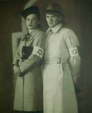 Todos los judios mayores de 12 años son obligados a llevar un brazalete blanco con una estrella de David azul