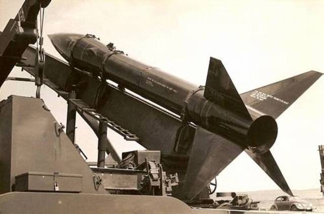 Wernher von Braun forbedrede raketen med en blanding af alkohol og ilt, og fik derved en raket lignende vores idag op og flyve, v-2 raketen var født, den fløj 350 km. og havde en last på 1 ton.