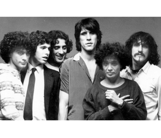 1981- Muchos músicos regresan al país después de la dictadura como Litto Nebbia, Miguel Cantilo, Piero y Moris. Miguel Abuelo forma los Abuelos de la Nada