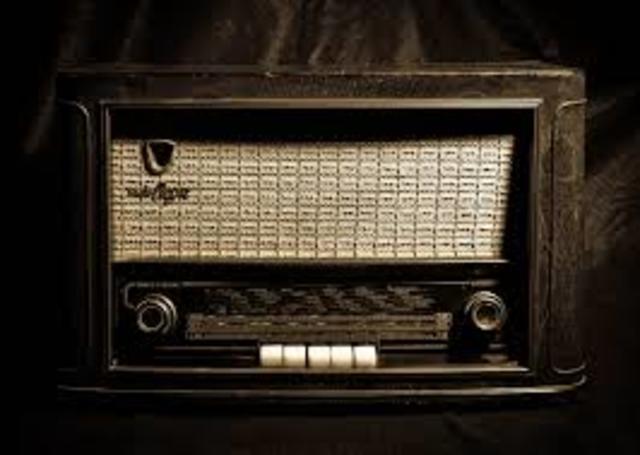 Para fines del siglo XIX, en la Argentina ya se hacen experiencias de radiodifusión en pequeña escala.