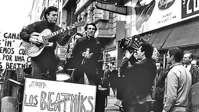 los primeros en grabar fueron los beatniks,su primer disco se llamo rebelde.