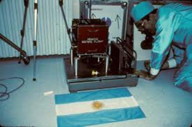 Se lanza el primer satélite argentino, el Lusat 1.