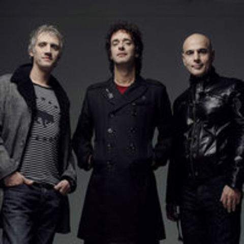 Sería el año de cosecha de Soda, que provoca crisis histéricas en varios pises latinoamericanos, pero lo peor pasaría luego al ocurrir la muerte de Luca Prodan.