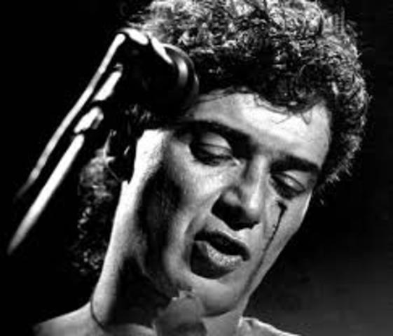 Cuando el rock no había asimilado la perdida de Luca, también moría Miguel Abuelo. Sólo, con pocos amigos alrededor y sin dinero, dejaba el mundo.