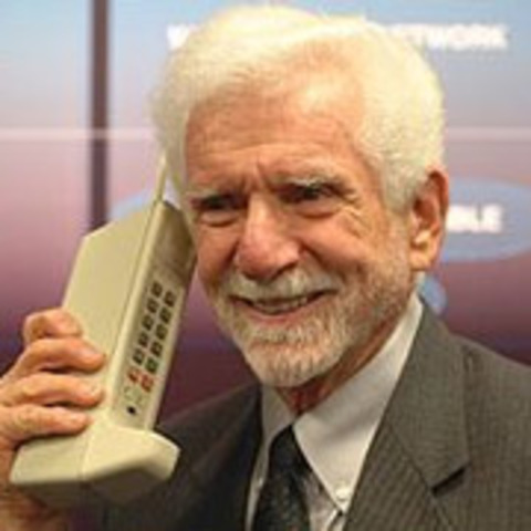Martin Cooper realizó la primera llamada por un prototipo portátil..