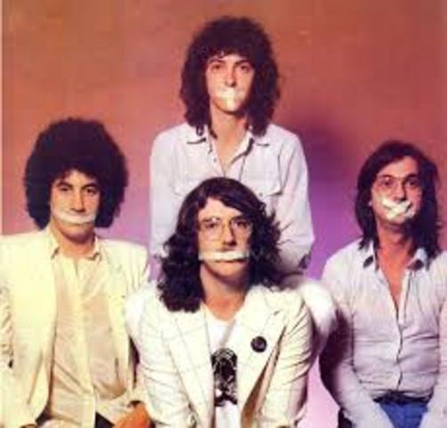 Serú Giran, editó la hija de la lágrima ,estabas en llamas cuando me acosté e hizo un Unplugged para la cadena MTV. Se separó para sacar Say no more