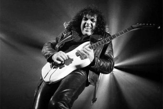 Pappo despedia a Pappo`s Blues y presentaria en sociedad Riff