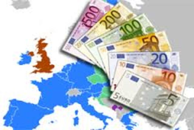 Se pone en circulación los billetes y monedas de Euro