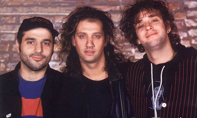 Soda Stereo y Sumo fueron grupos con mayor progreso y sus discos fueron muy vendidos. La crisis económica permaneció estática.