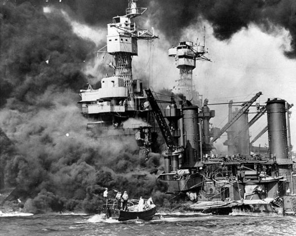 Japón bombardea Pearl Harbor