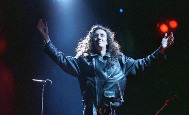 Fito Paez decide irse del país.Los '90 fueron los años en los que el punk y el heavy metal trascendieron hacia la pasividad.