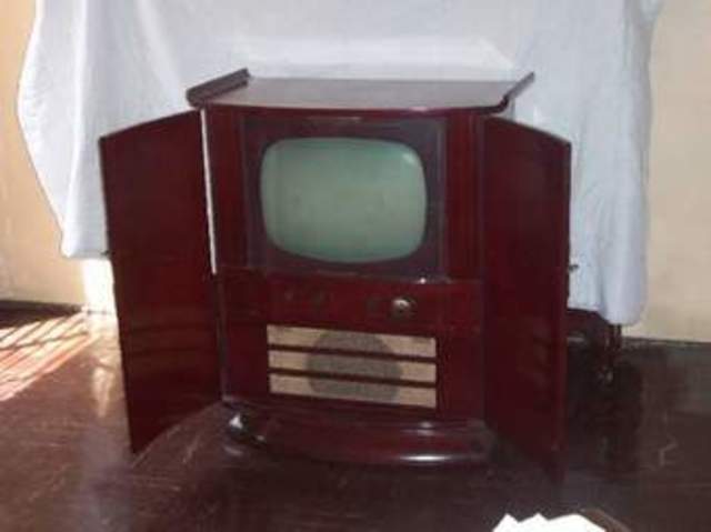 TELEVISOR A COLOR STSC