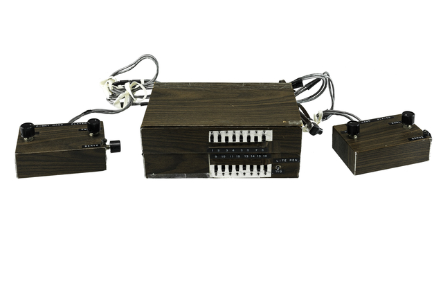 Primera consola: Brown Box