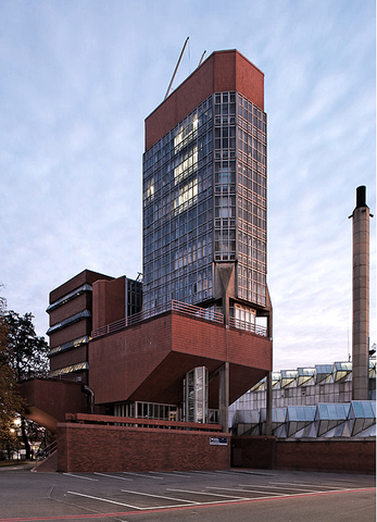 James Frazer Stirling - The Leiceter University Engineering Building(1959)