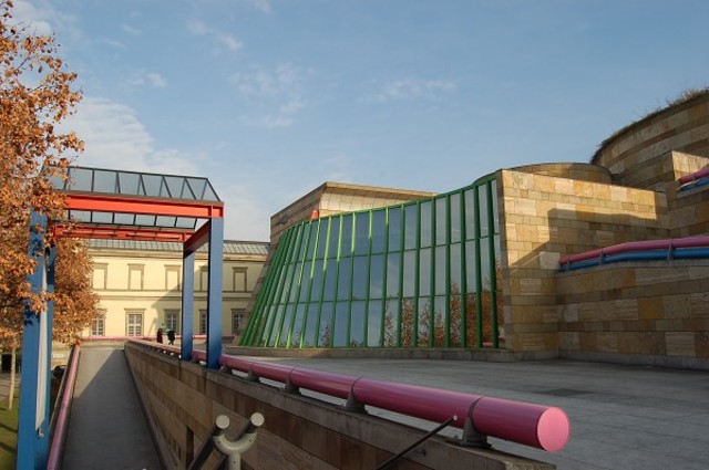 Neue Staatsglaerie Stuttgart-James Stirling