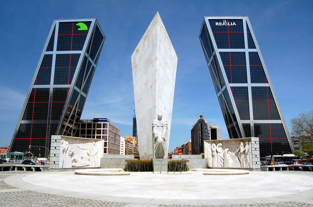 Philip Johnson, Torres Kio (Puerta de Europa)