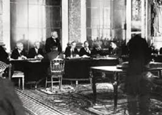 El Imperio Austrohúngaro firma un armisticio.