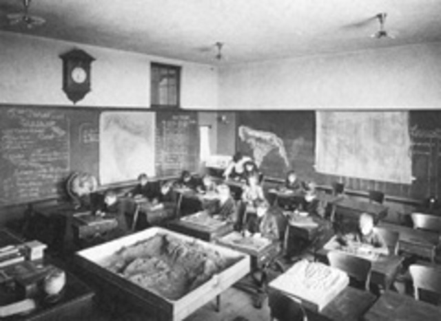 Dewey Opens the Chicago Laboratory School