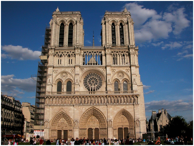 Inicia la Construcción de la Catedral de Notre Dame