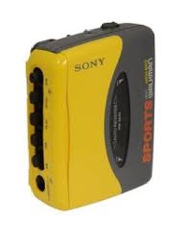 WALKMAN 1993 Tuve uno precisamente de ese color amarillo, se usaban con audifonos y solo servia para escuchar casete