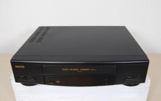 VHS 1995 Es la versión mejorada del betamax, el cual quedo obsoleto