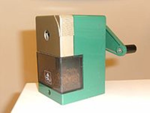 1847: Therry des Estwaux inventó los sacapuntas de lápiz manuales.
