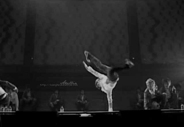 MDC SuperJunior CB Hyukjaekick away one shoe on the stage