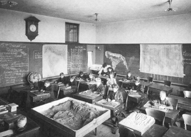 Dewey establishes Lab School