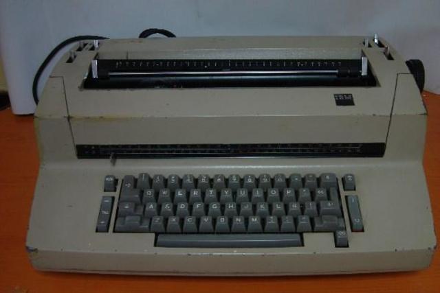 UTILIZANDO LA MAQUINA DE ESCRIBIR ELECTRICA