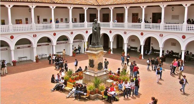 UdeA(publica) y las universidades Unisabana, PUJ, USTA y UDSB (privadas)