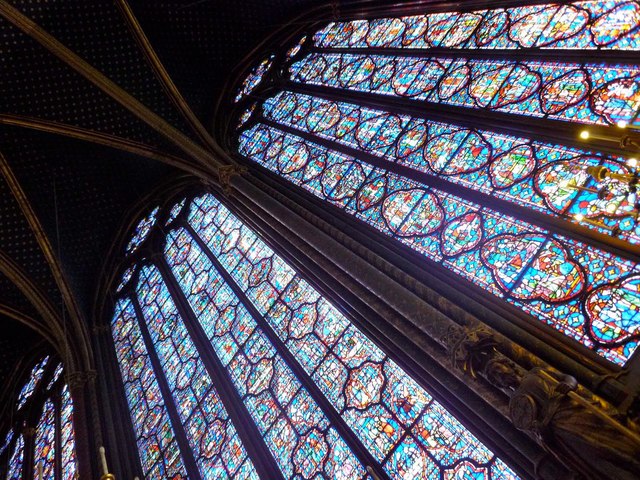 Vitral Gotico. La vidriera de los primeros años del Gótico no surge como una nueva forma de expresión artística sino que es ya un arte maduro y plenamente formado, fruto de varios siglos de experimentación y búsqueda.