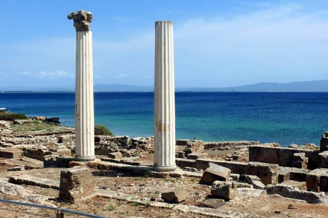 Greeks begin to colonize along the Ionian coast
