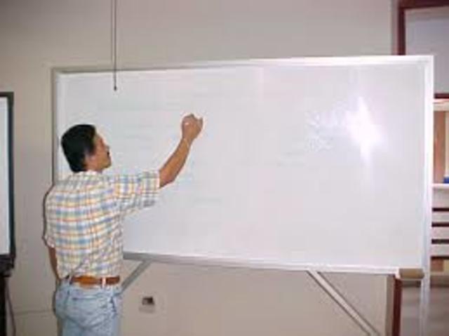 EL TABLERO ACRÍLICO (FayerWayer. El origen de la pizarra blanca) https://www.fayerwayer.com/2012/03/el-origen-de-la-pizarra-blanca/