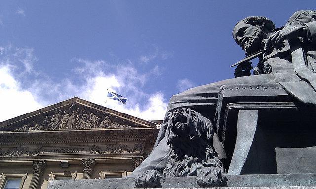 Publicación del libro Tratado sobre Electricidad y Magnetismo de Maxwell, en en el que expone su teoría electromagnética