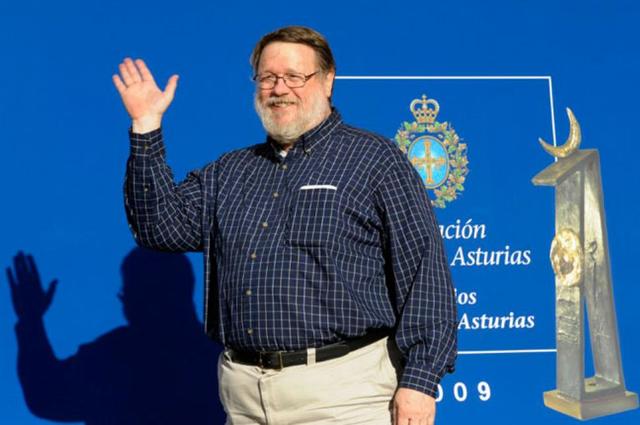 Ray Tomlinson crea el correo electrónico (e-mail)
