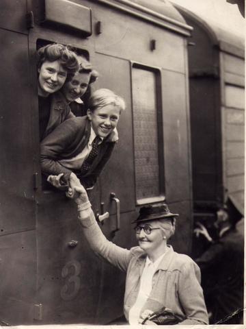 British child evacuees from World War 2 arrived, as well as Polish refugees.