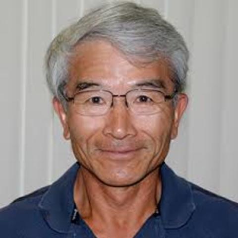 Keiichi Itakura, junto a varios científicos