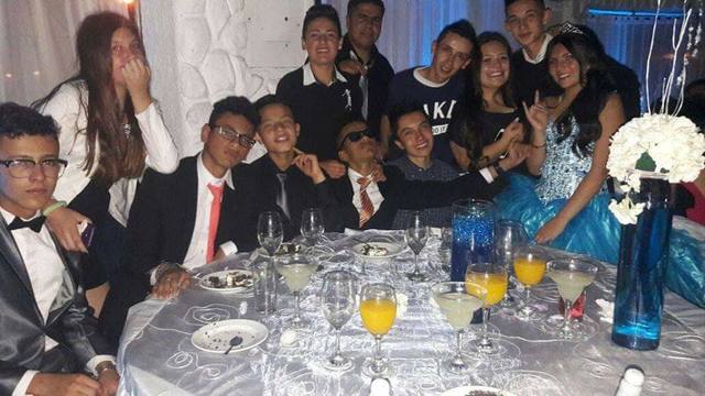 Cuando me regalaron mi primer celular en diciembre en navidad en el 2013 y estaba toda mi familia