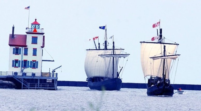 "Nina" and "Pinta" are separated during a storm