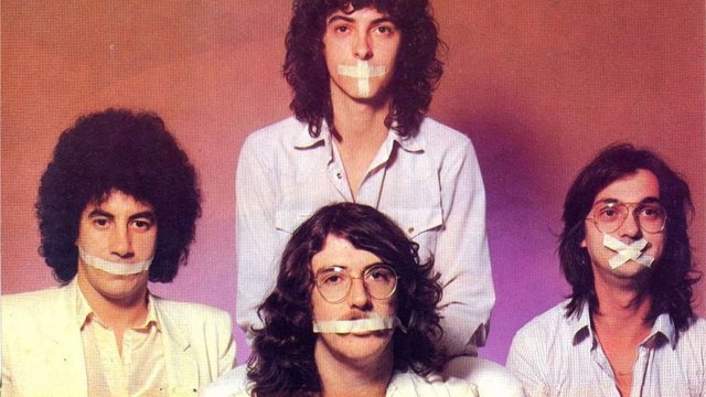 Se da el golpe militar y el rock se vuelve un movimiento generoso. Nadie podía sentirse seguro, el rock no era la excepción