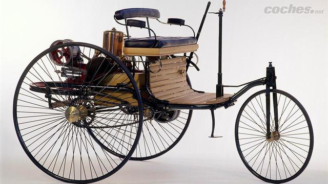 triciclo con ruedas de madera